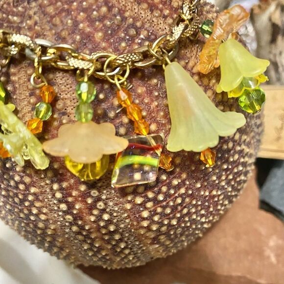 Bracelet beads that look like flowers yellows and pastel green crystals 81/2 in - Picture 5 of 5